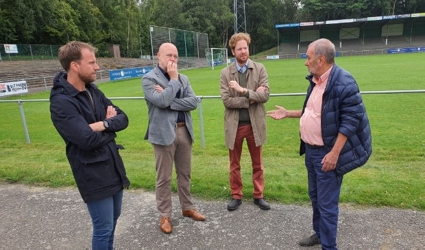 Burgemeester Floor Vermeulen (tweede van rechts) bezocht dinsdagmorgen, samen met gemeentesecretaris Jasper de Wit (uiterst links) een bezoek aan de Wageningse Berg. De rondleiding werd verzorgd door Rien Bor (uiterst rechts) en Arno Boon (tweede van links).