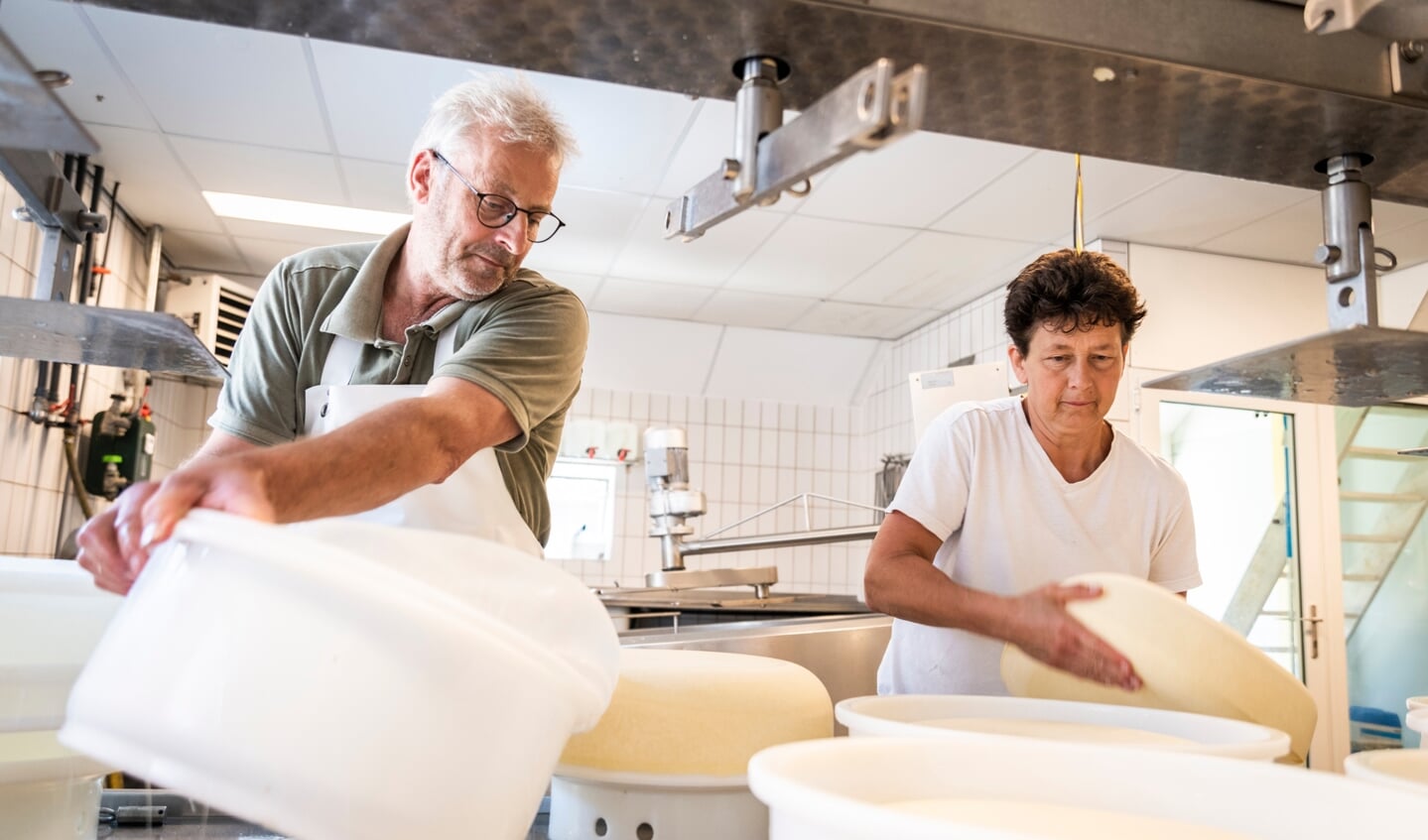 Gert van Middendorp en Elly van Zijtveld hebben een eigen kaasmakerij aan de Achterveldseweg. ,,Mensen kiezer ervoor terug te gaan naar de basis, ook met ons voedsel."