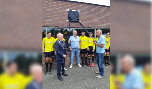 <p>Ruud van Bennekom en Gerard Stooker onthullen het jubileumlogo van SV Odijk op 29 augustus dit jaar.</p>