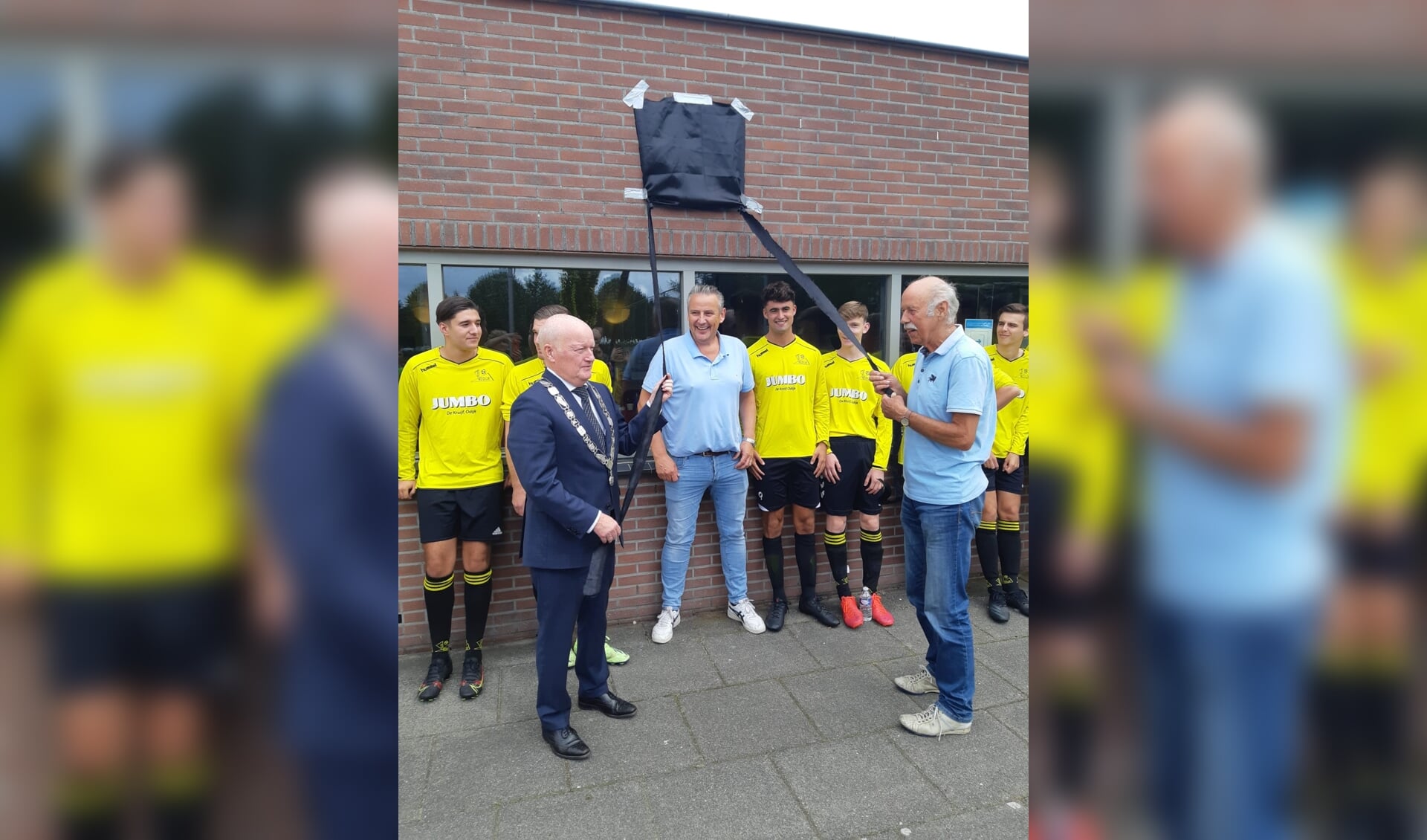 Ruud van Bennekom en Gerard Stooker onthullen het jubileumlogo van SV Odijk op 29 augustus dit jaar.