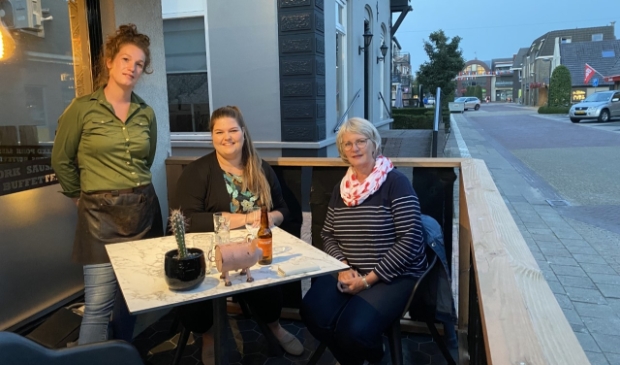 <p>Borrelen met Annemarie van de Brug en Gertine Elsenaar (rechts op de foto) van het CDA.</p>
