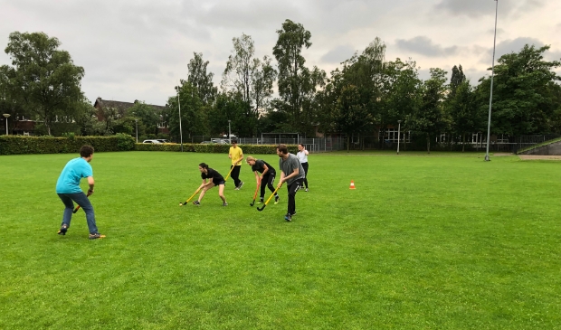 Hockey is een van de sporten die bij KombiFit 18+ wordt gespeeld.