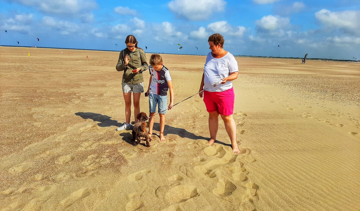 14 augustus gemaakt op het Noordzeestrand in Ouddorp
Barbara ,Anastasia , Jaron en onze hond staan op de foto