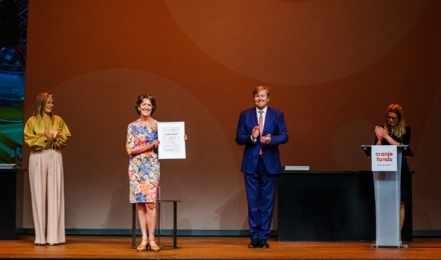 <p>Koning Willem-Alexander en Koningin M&aacute;xima met Linda Otterman in het Hilversumse Theater Gooiland.&nbsp;</p>