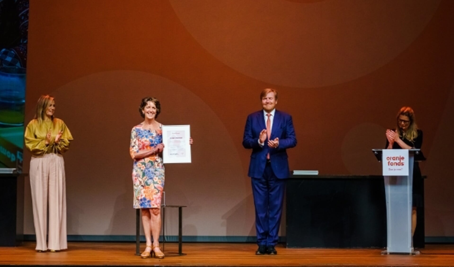Koning Willem-Alexander en Koningin Máxima met Linda Otterman in het Hilversumse Theater Gooiland. 