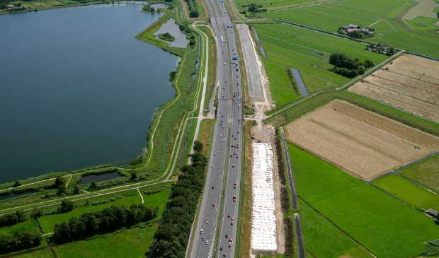 <p>Ten zuiden van de snelweg is de verbreding duidelijk te zien.</p>