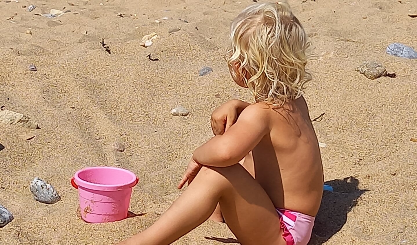 Onze dochter Juliët (bijna 3 jaar) die heerlijk geniet op het strand aan de Franse Atlantische kust bij Brem sur Mer. 
