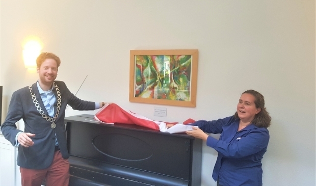<p>Burgemeester Floor Vermeulen en kunstenares Lieselotte de Witte onthullen het schilderij in het Startpunt.</p>