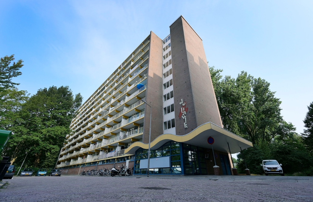 <p>Een van de flats in de Havikstraat.</p>