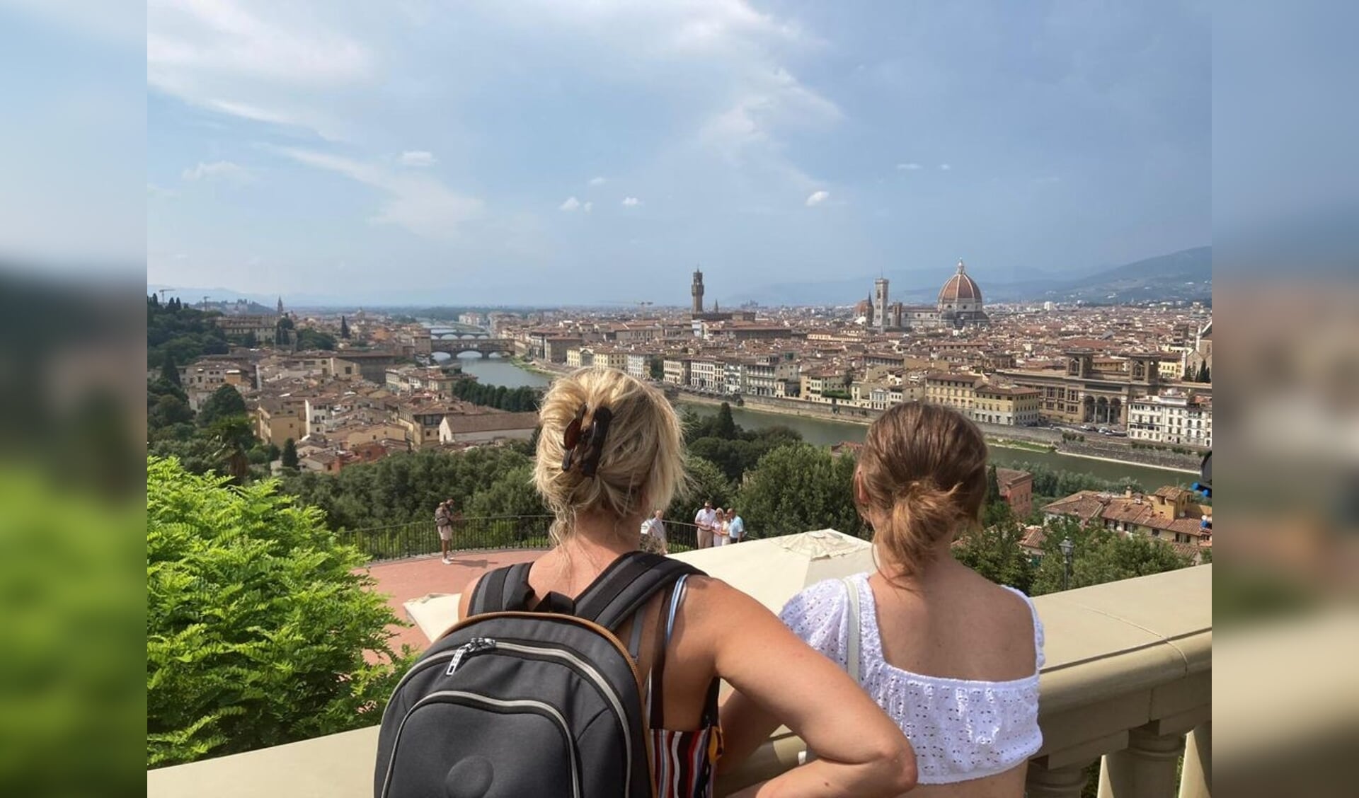 Joyce Langenacker kijkt met haar dochter uit over Florence.