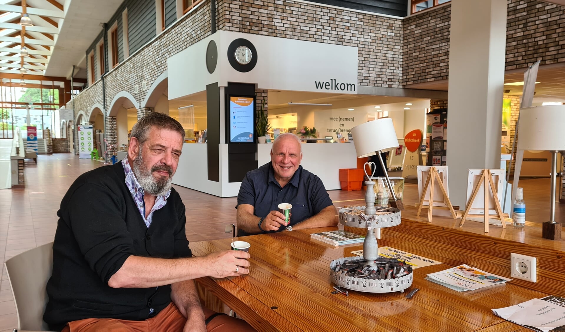 Frank (l) en René, samen aan de koffie.