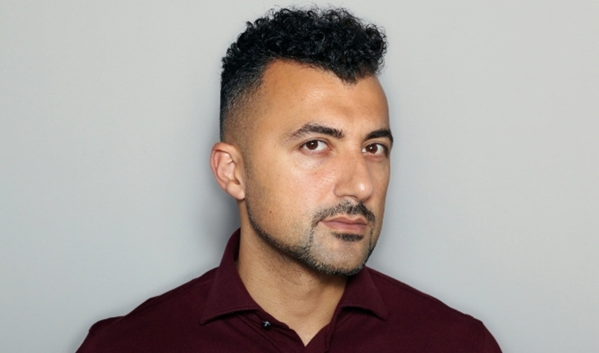 Schrijver, columnist en programmamaker Özcan Akyol.
