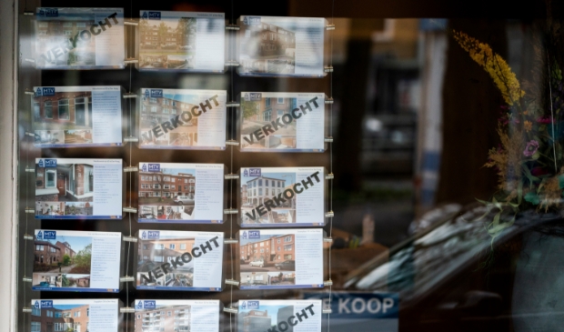 <p>De prijzen van de huizen rijzen de pan uit. Overbieden is meer regel dan uitzondering. Ook de huren schieten de hoogte in. Er is krapte op de woningmarkt.</p>