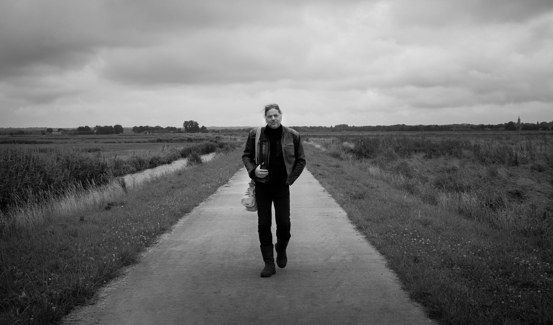 Fotograaf-beeldend kunstenaar Frans Kanters geniet van de stilte in de polder Zeldert.