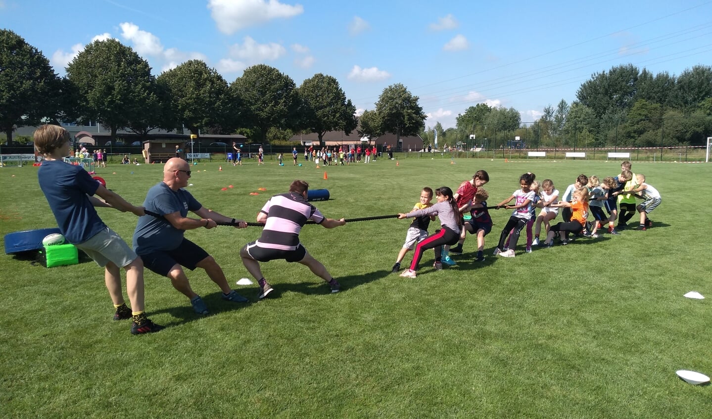 De kinderen lieten de volwassenen bij de Rugbyclub The Pink Panthers zien hoe sterk ze waren. 