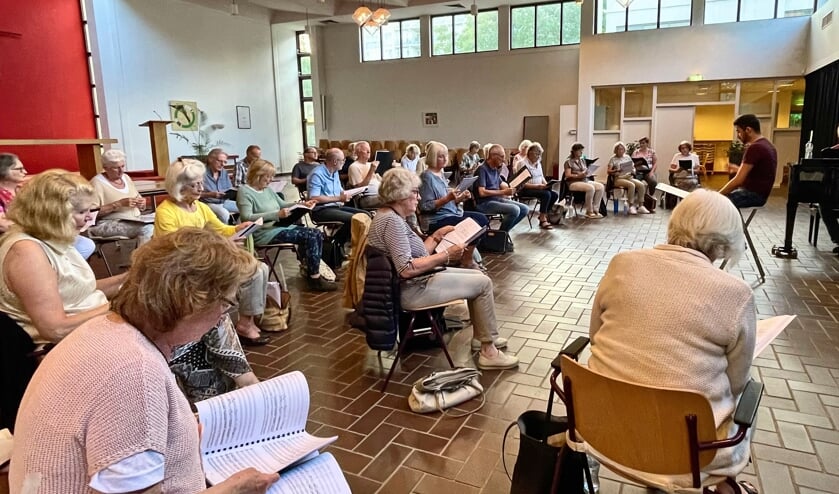 Concertkoor repeteert in de kerkzaal in De Open Hof