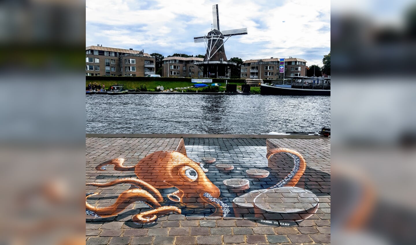 3D straatkunst aan de Overijsselse Vecht in Ommen. 
