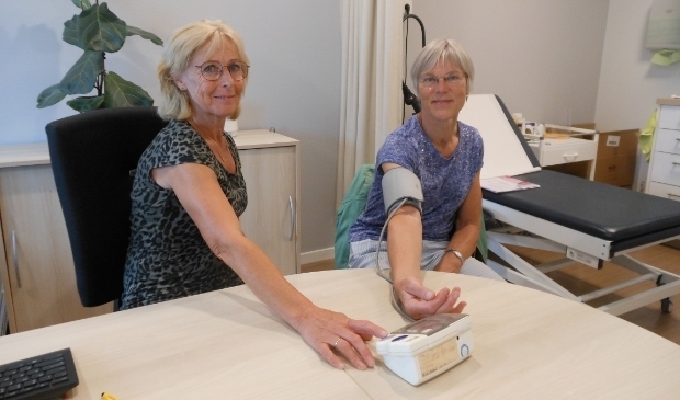 <p>Praktijkondersteuner Lucia Veldkamp (links) en dokter Heijdra in de praktijk aan de Vackenordestraat in Elburg. Na 40 jaar gaat Lucia Veldkamp met pensioen.</p>