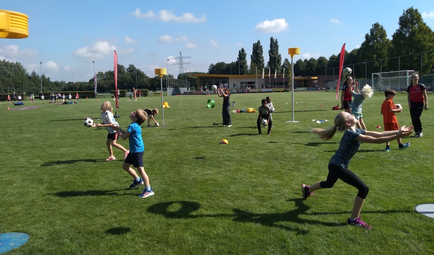 Drie vrijwilligers van Korfbalvereniging Midlandia lieten de kinderen zien hoe leuk korfbal kan zijn.  