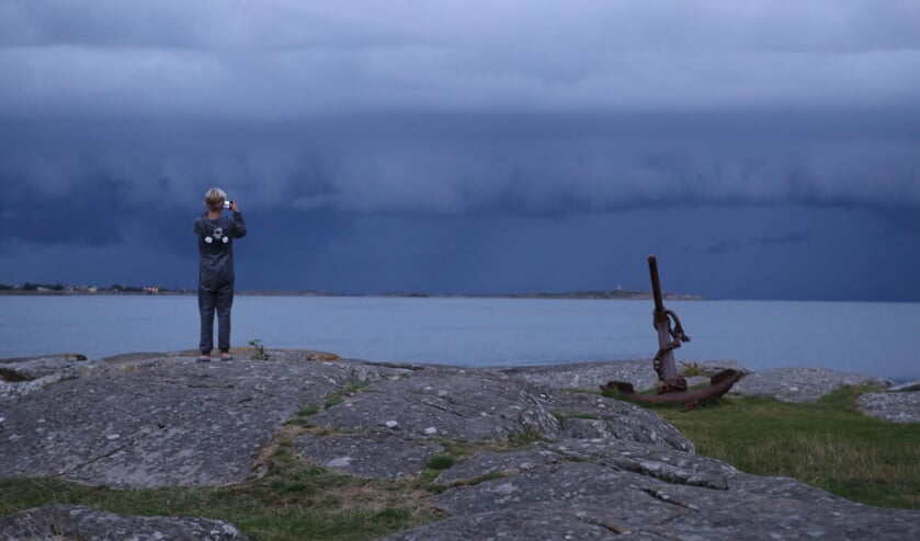 ,,Op de foto is onze zoon Fedde op het strand in Zweden een foto aan het maken van de donkere wolken."
