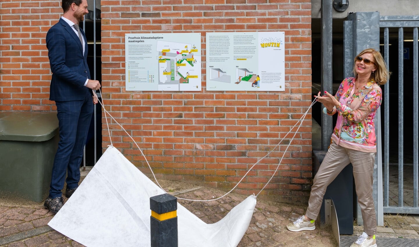 Demissionair minister Cora van Nieuwenhuizen opende met wethouder Bos de klimaatadaptieve proeftuin