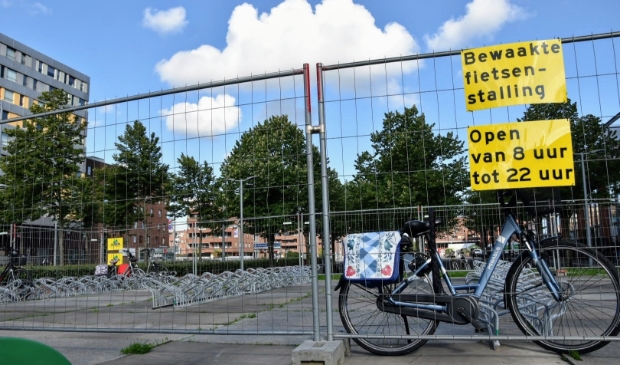 <p>Dinsdagochtend: er is veel ruimte om een fiets te parkeren in de tijdelijke stalling. </p>