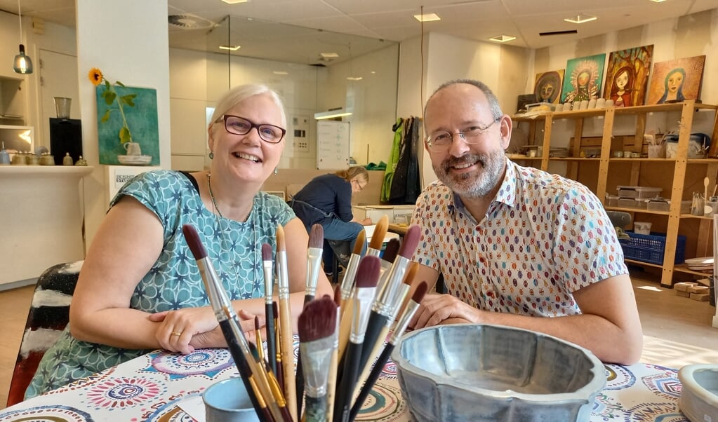 Schilderes Mariette Bruinsma (51) en keramiekmaker Paul de Kruif (51) delen hun atelier graag met anderen.