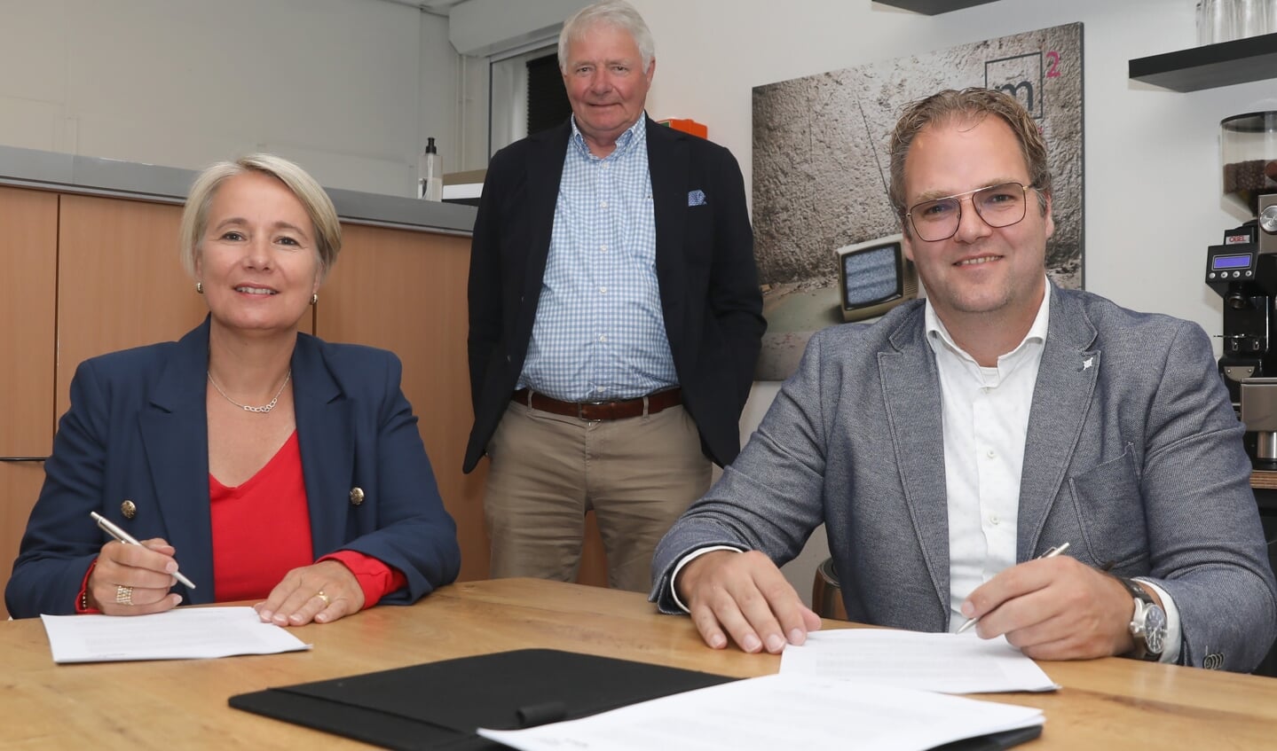 Wethouder Mariëlle Broekman en directeur Peter-Jan van Lunteren tekenden de papieren waarmee M2 vloeren een kavel van 3665 vierkante meter koopt op bedrijventerrein De Flier. 