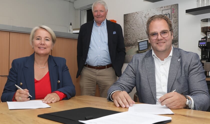 Wethouder Mariëlle Broekman en directeur Peter-Jan van Lunteren tekenden de papieren waarmee M2 vloeren een kavel van 3665 vierkante meter koopt op bedrijventerrein De Flier.