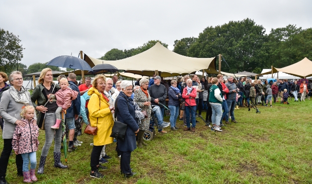 <p>Ongeveer vierhonderd mensen woonden zondagmiddag het koningsschieten bij.</p>