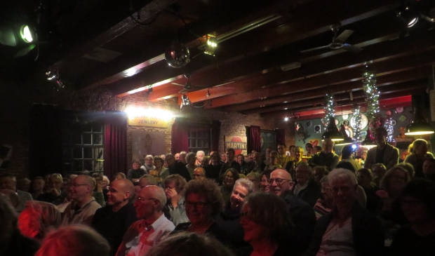 Maarten als conferencier in de Teerkamer.