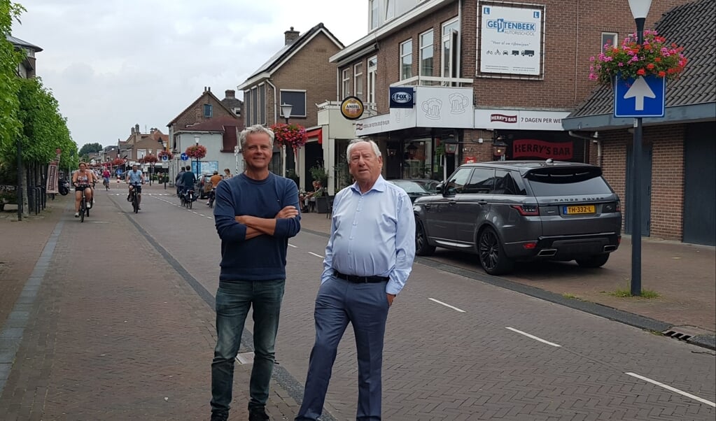 Bert van Maanen (l) en Gerard van den Tweel willen liefst morgen beginnen met de eerste stappen richting een vitaal dorpscentrum.