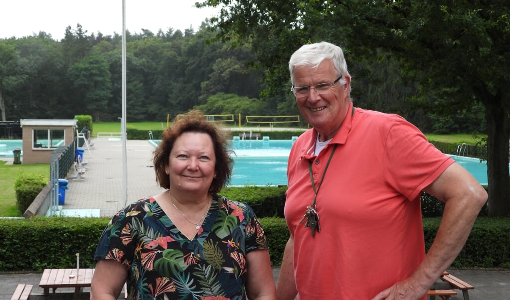 Bestuurslid Ilse van der Stoep en bestuursvoorzitter Adrie van der Meij van de Stichting Bosbad De Vuursche.