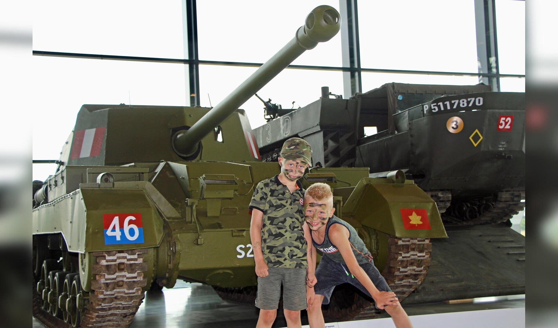 Niek (6) en Mats (8) ontdekken het Nationaal Militair Museum als échte soldaten. 