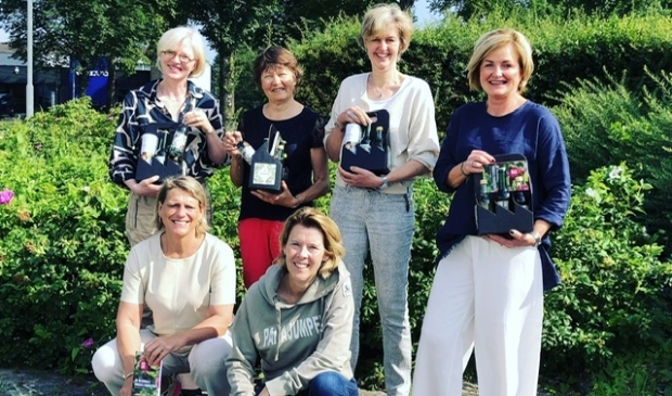 <p>Leden van Soroptimisten Merwekring hielden een zomerse verkoopactie</p>