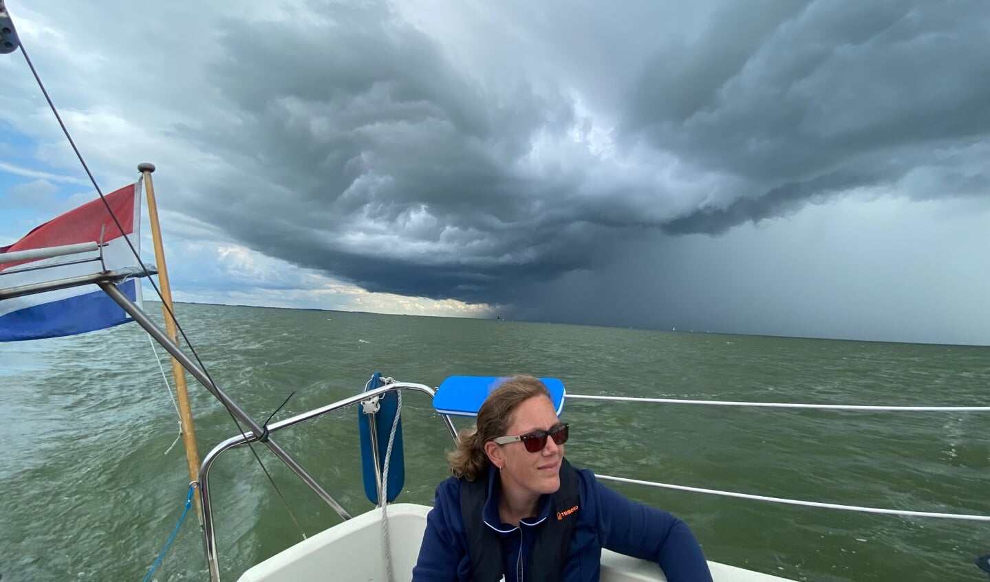 ,,Een IJsselstormfoto. We varen op onze zeilboot van Stavoren naar Enkhuizen midden over het IJsselmeer waarop de achtergrond een flinke onweerswolk aankomt.