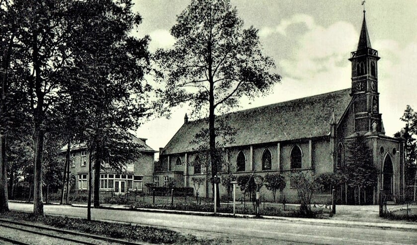 De eerste rooms-katholieke kerk, evenwijdig aan de Rademakerstraat.