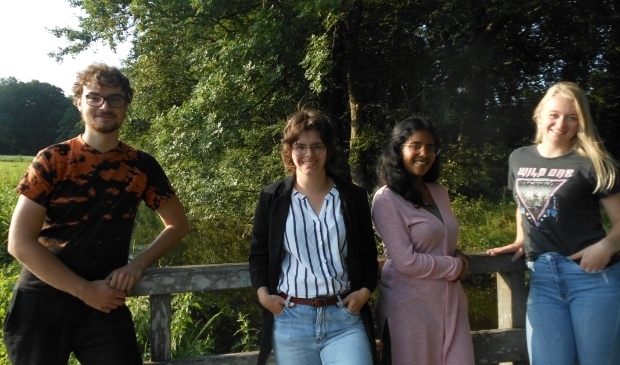<p>V.l.n.r.: Ard Overkempe, Tamara Klock en Kajeeba Parameswaran. Geheel rechts Ashley Bultman van Stichting WIEL.</p>