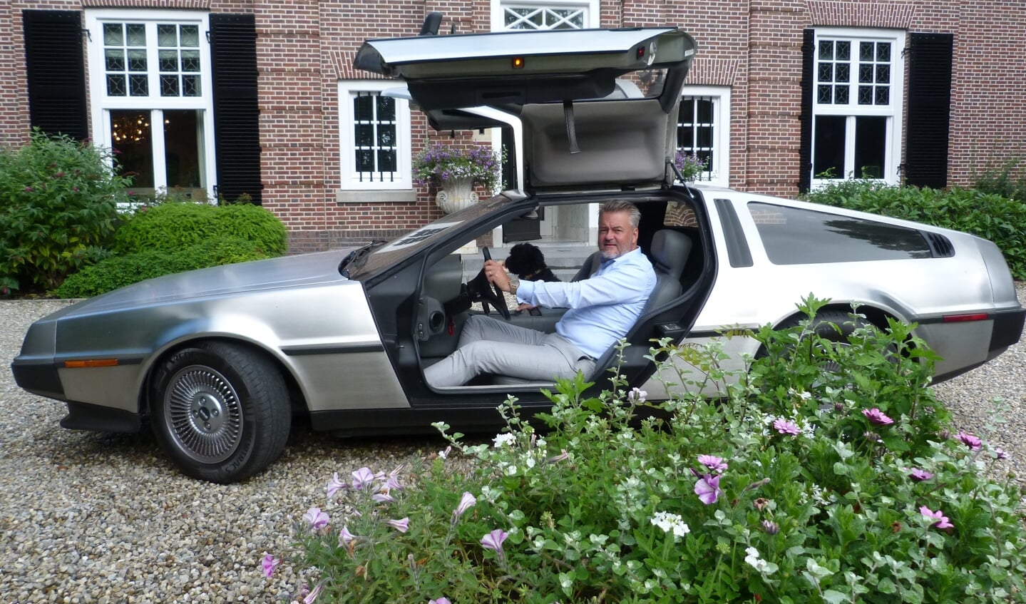 Jan Gieles, met naast hem viervoeter Tebbie, in de DeLorean.