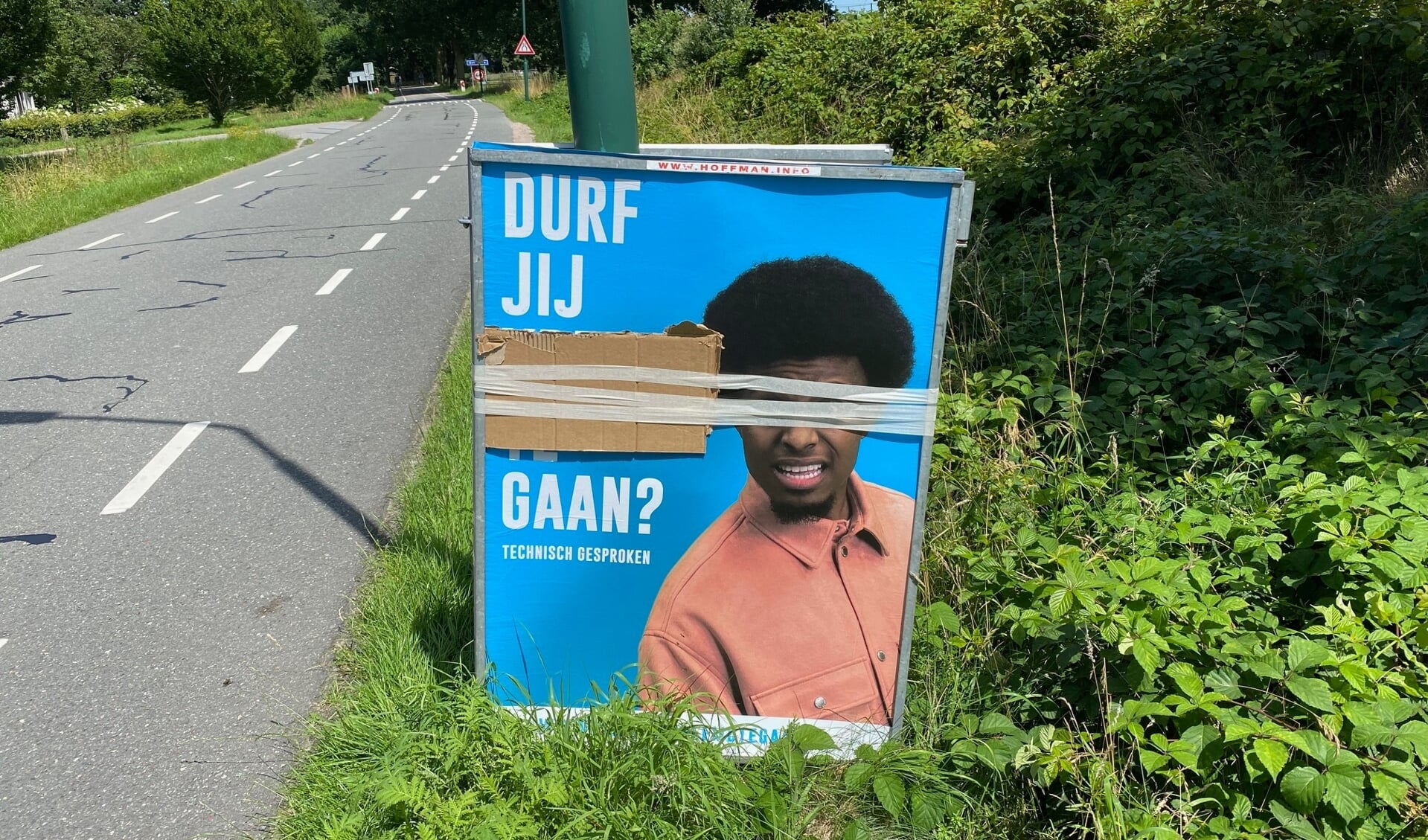 In Renswoude werd een reclamebord met de slogan 'Durf jij vreemd te gaan' afgeplakt.