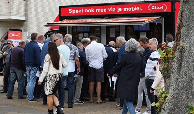 <p>Drukte bij de kassawagen tijdens de kortebaandraverij Hoofddorp in 2019.</p>