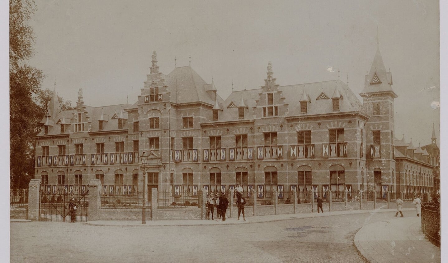 Het Sint Pieters en Bloklands Gasthuis kort na de opening van het nieuwe gebouw uit 1908.  