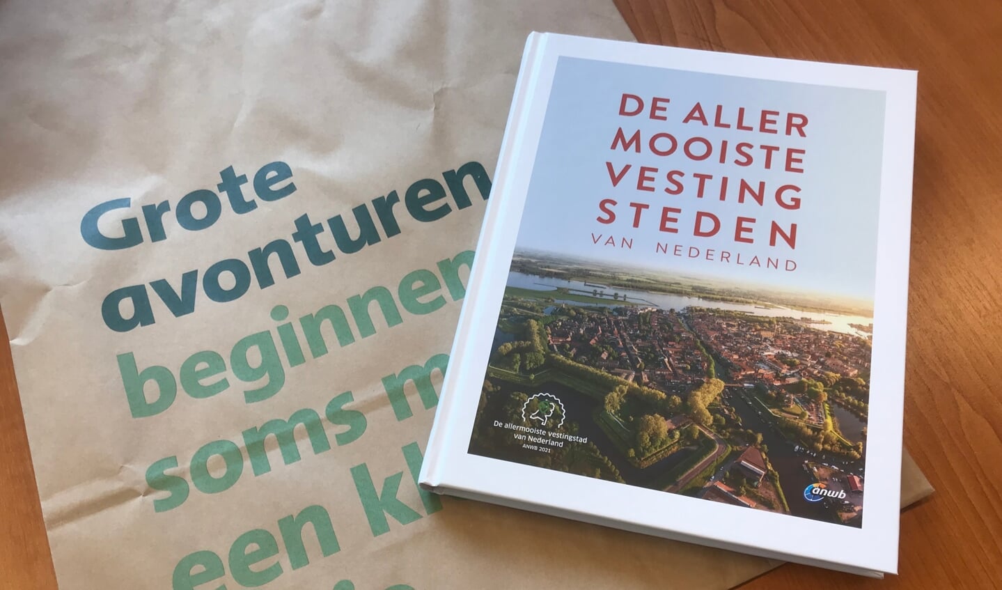 De vesting Gorinchem prijkt op de voorpagina van het boek over de vijftig mooiste vestingsteden in Nederland