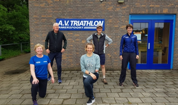 <p>Bestuur van AV Triatlon (staand Christl Foekema) en Arda Thijssen van Team Para Atletiek.</p>