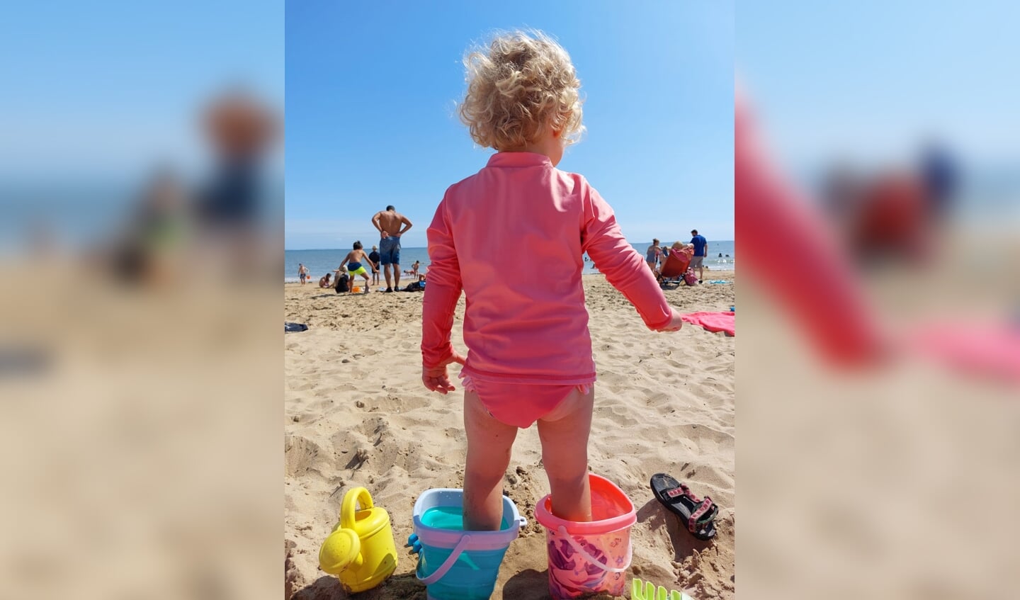 Deze foto is gemaakt in de Vendee, kleindochter Laura wilde geen zand aan haar voetjes.