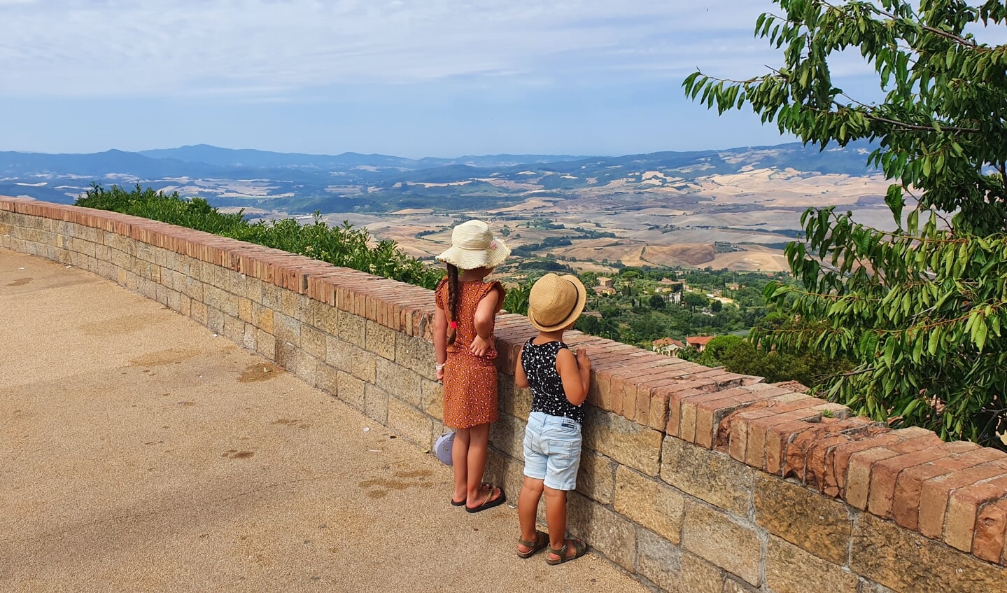 De foto is gemaakt op 21 juli in Italië door mijn man Nick Doornekamp. Na een kronkelig ritje in de auto kwamen wij aan in Volterra, een prachtig stadje bovenop een heuvel. Onze kinderen Sienna en Casper waren blij dat ze hun benen konden strekken en kijken hier uit over het prachtige Toscaanse landschap.