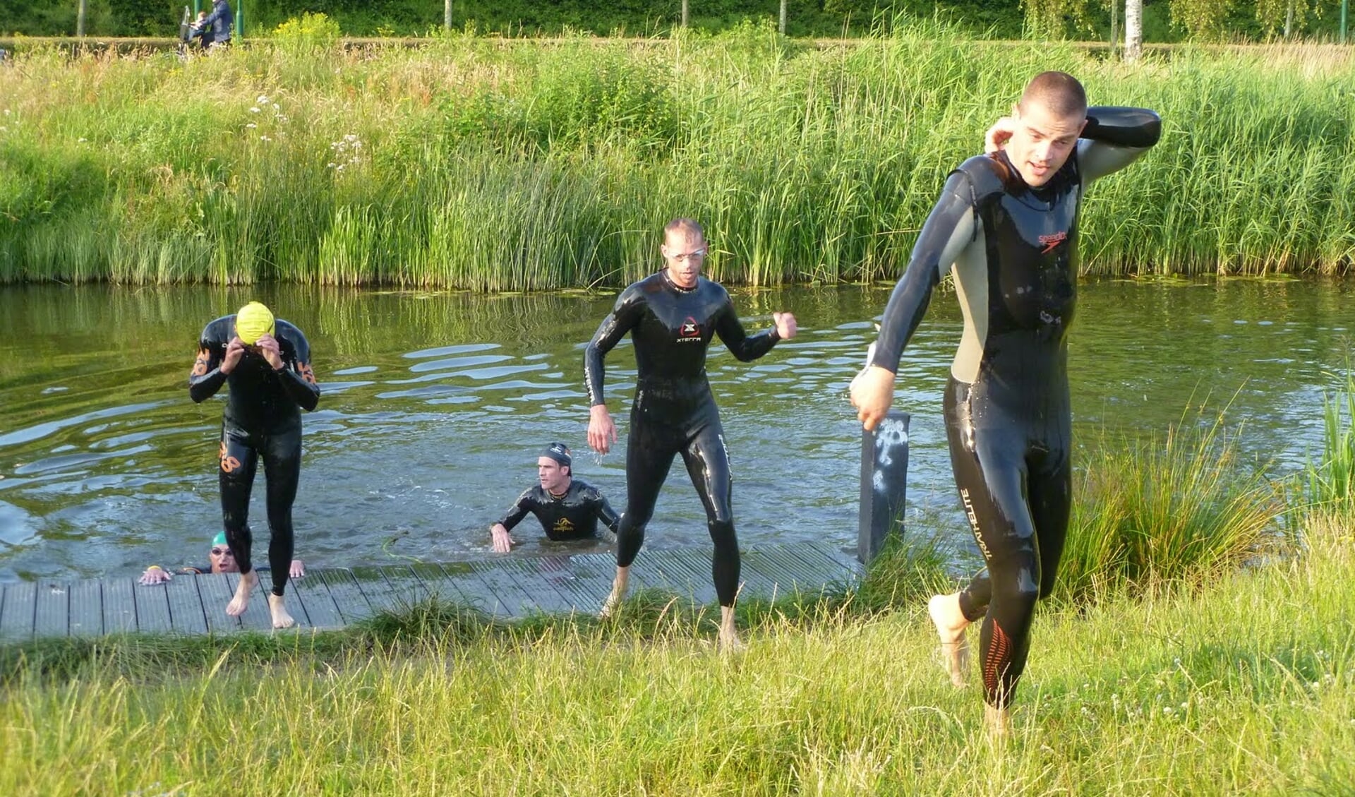 De 38e triatlon in Veenendaal start in het water van de Grift 