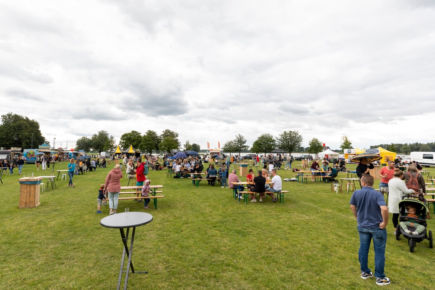 Festivalgangers kregen allemaal een plekje toe gewezen op het grasveld Buiten de Waterpoort