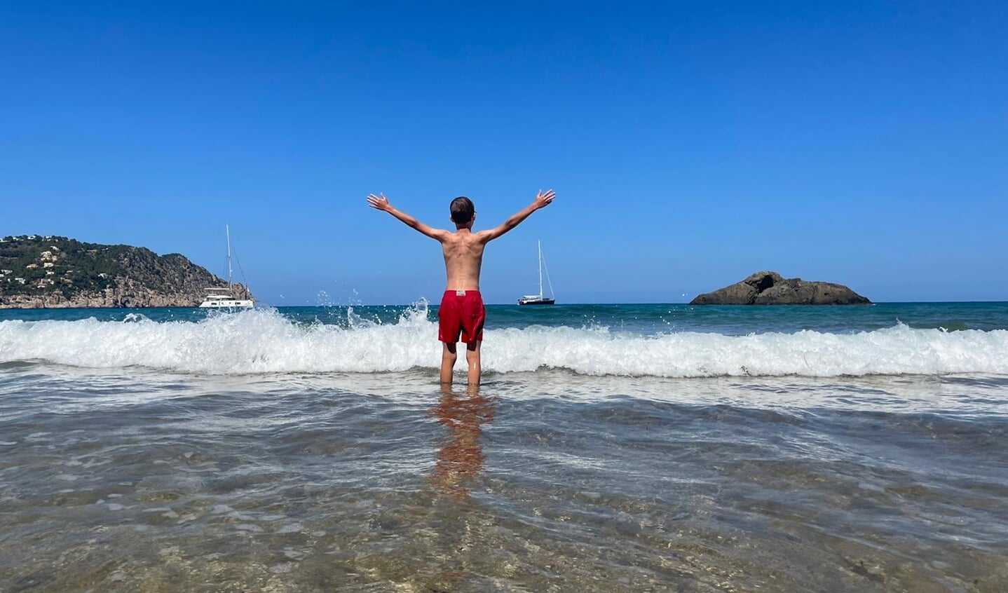,,Dit is onze zoon Matz de Groot (11 jaar) op Ibiza!
Alsof ie wil zeggen.......EINDELIJK VAKANTIE!