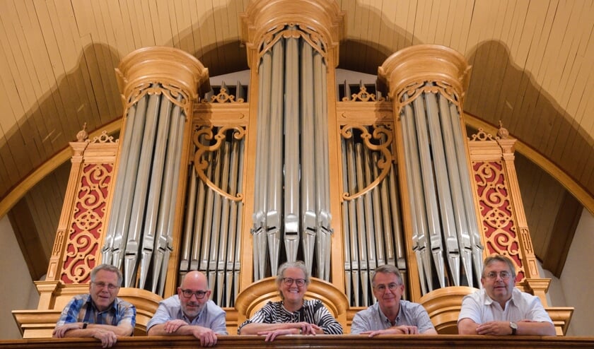 Martin de Jong, Wilfred Folmer, Corrie Rozendaal, Jan Nieuwenhuizen en wethouder Gerard van Deelen (v.l.n.r.) kijken uit naar de eerste Nationale Orgeldag in Scherpenzeel.